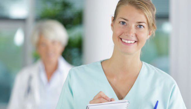 Kommune opretter nye jobtyper til unge, der vil prøve sygeplejerske-faget i sabbatårene