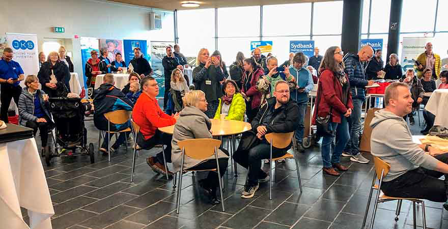 Her er et glimt fra den første INFOTAG sidste efterår i Rådhushallen i Ringkøbing (Foto: flytmodvest.dk)