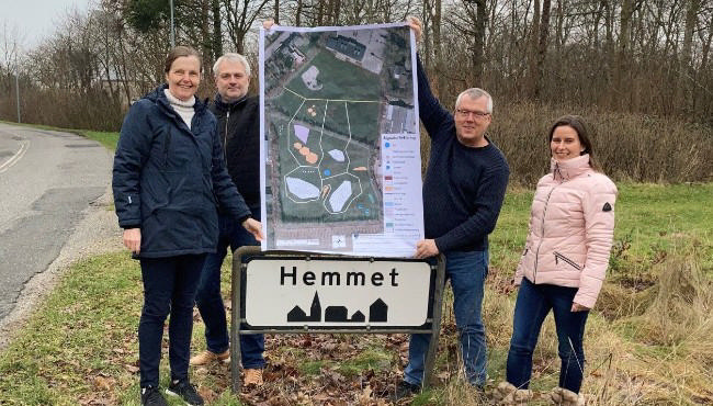 Fra venstre er Birgitte Vestergaard, Kenneth Lauritsen, Jens Jacob Bloch og Julie Storm Strausholm klar til at gå i gang med arbejdet med at nyindrette det gamle fodboldstadion. Pressefoto.