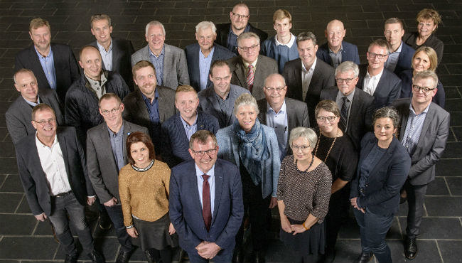 Politikkaravane giver bolden op til VM-kamp