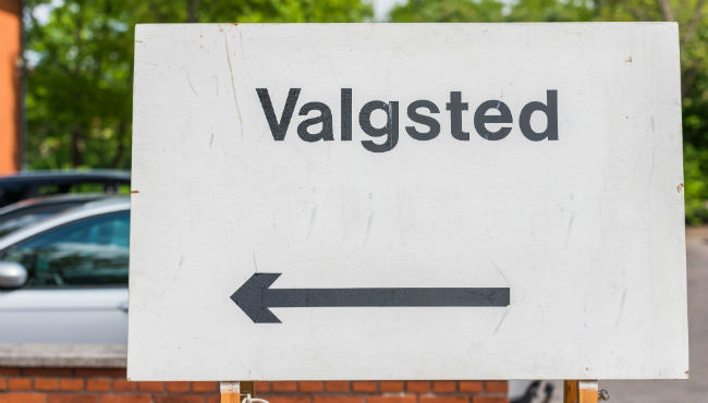 Håndboldsejr flytter valgsted til Europa-Parlamentet og Folketinget i Skjern