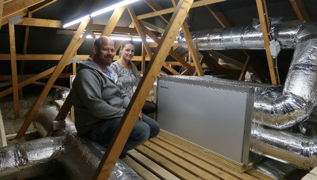 Mogens Kejser (Fjelstervang) og Nanna Brøndum (AAU-praktikant) har begge givet mundtligt samtykke til at vi bruger billedet.